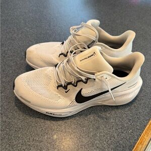 Worn 1 time: Nike Air Pegasus White and Black Sneakers